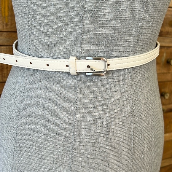 Kenneth Cole Reaction, beige leather skinny belt with silver buckle size medium - Picture 1 of 8